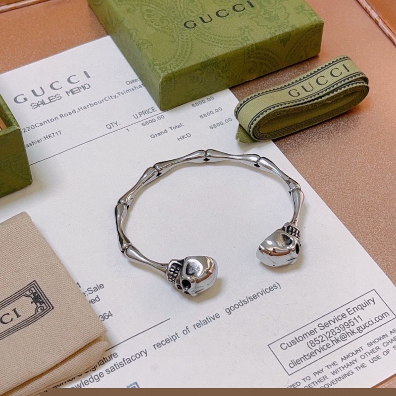 G*u*i bracelets